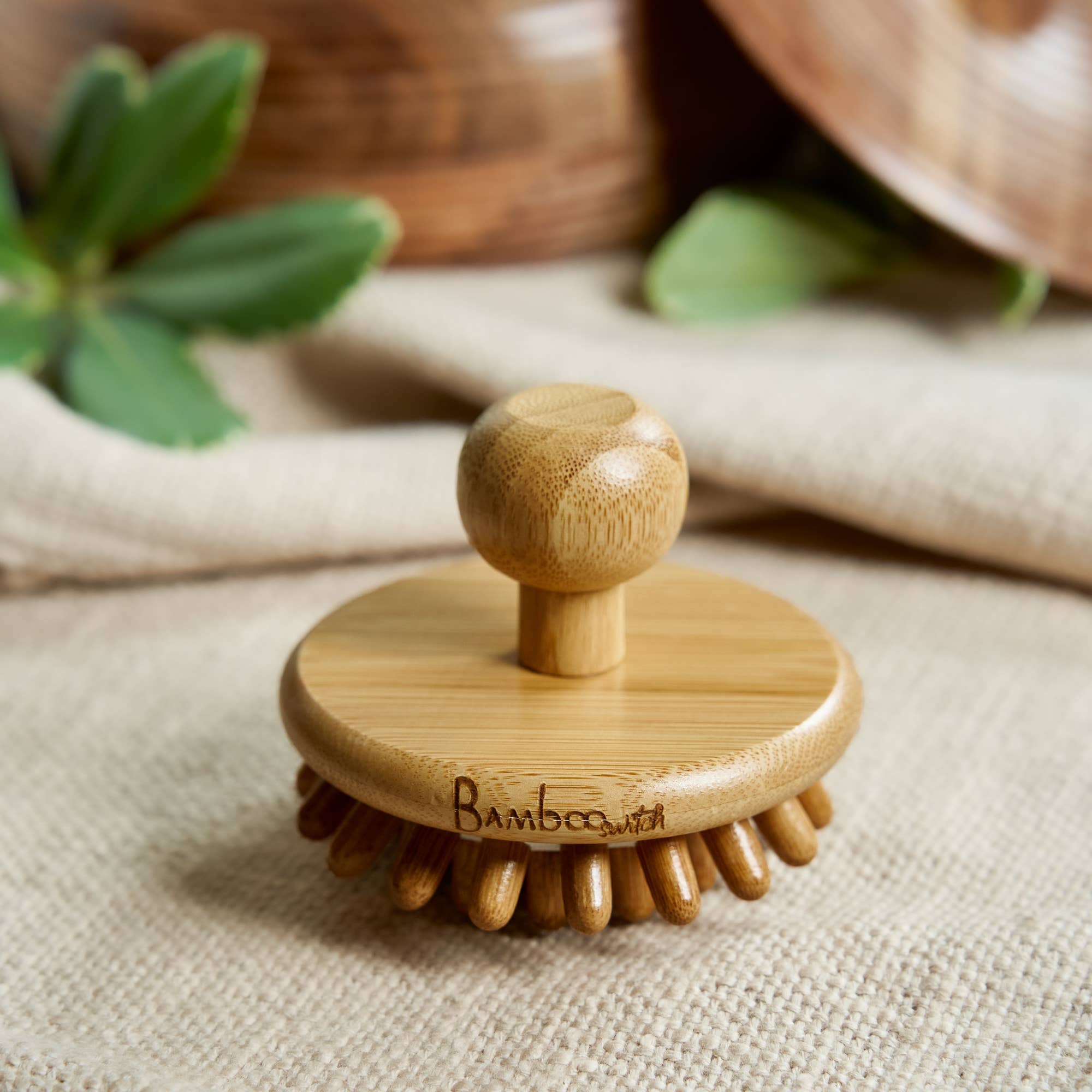 Stimulating Scalp Massager: Bamboo