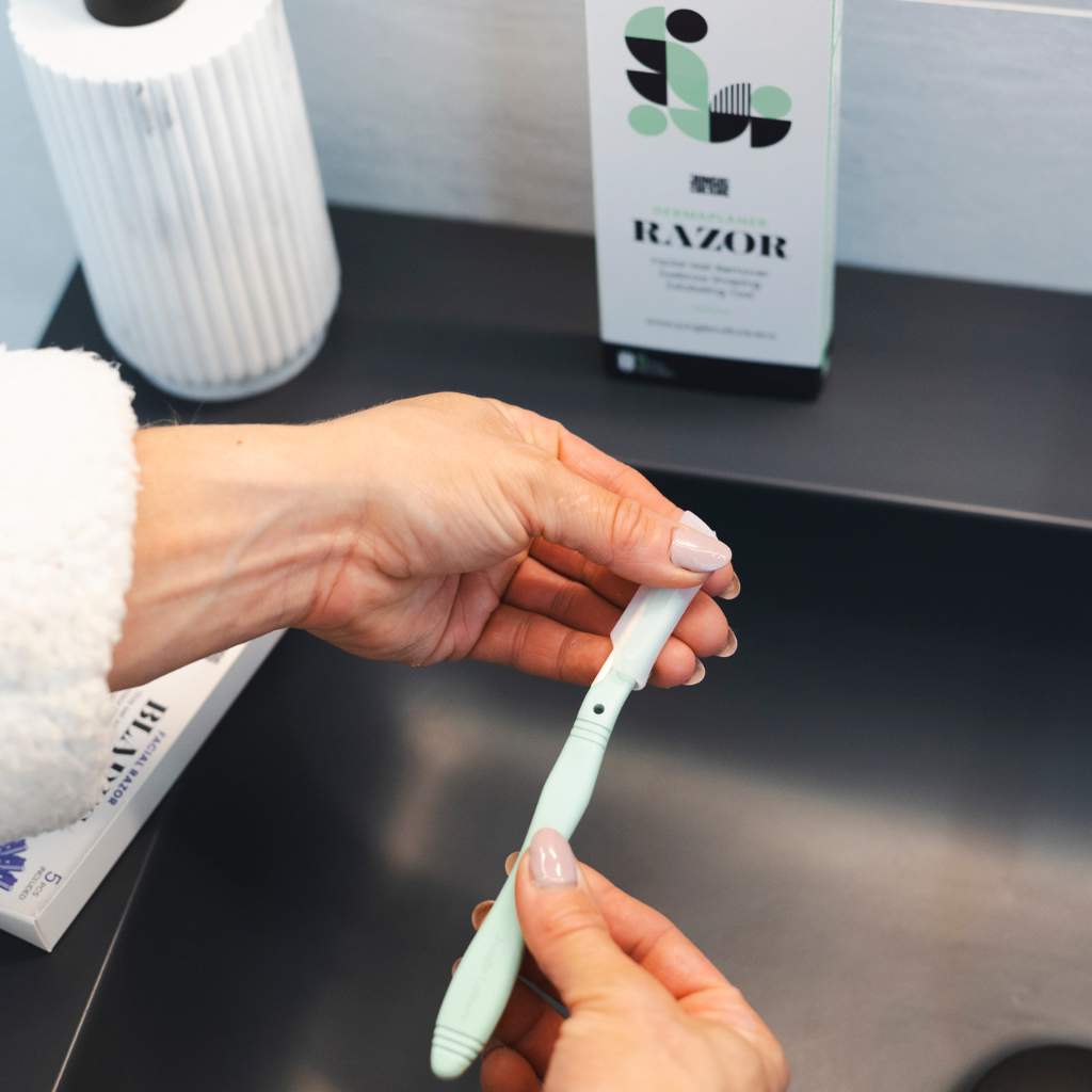 Dermaplaner Eyebrow &amp; Facial Hair Razor: Refillable